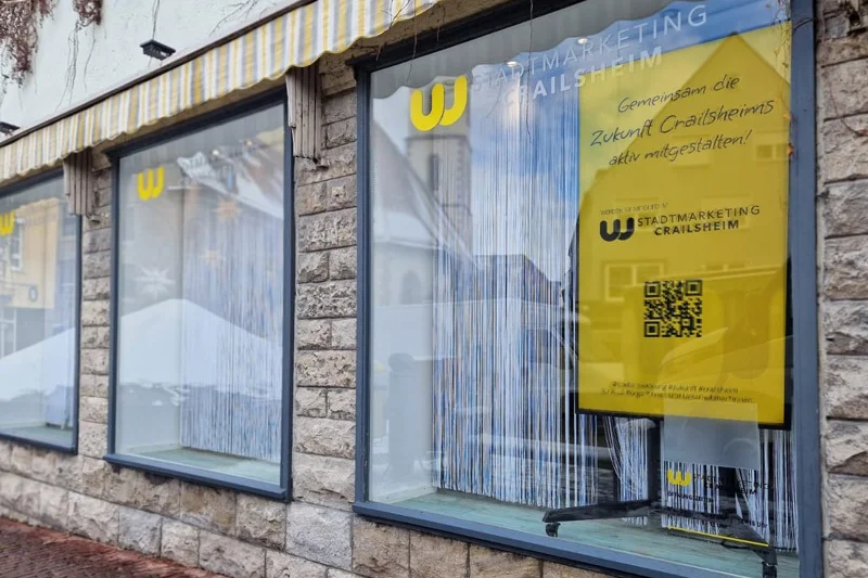 Werbebildschirme im Schaufenster am Schweinemarktplatz